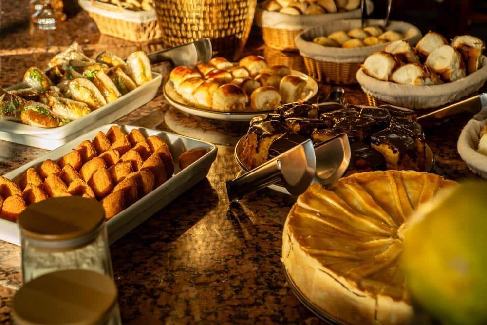 Buffet do café da manhã do hotel com pães, bolos e especialidades regionais