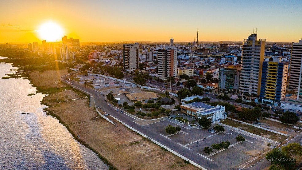 O pôr do sol sobre a orla de Petrolina e o Rio São Francisco