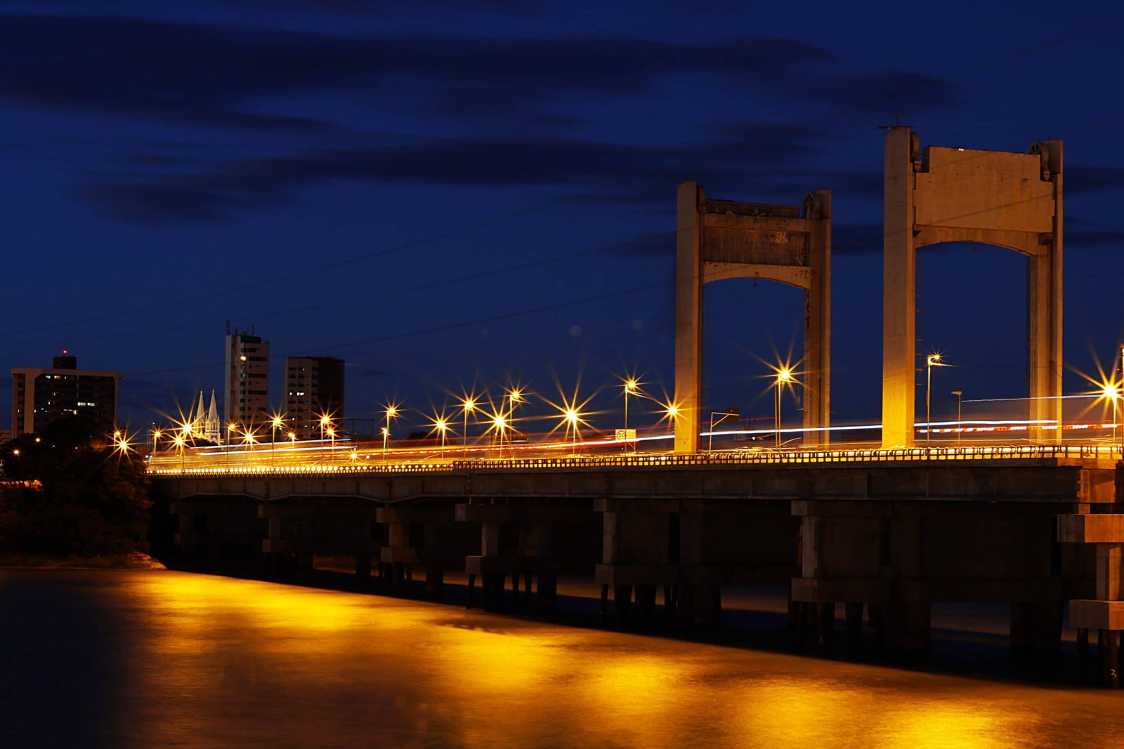 Ponte sobre o Rio São Francisco iluminada à noite