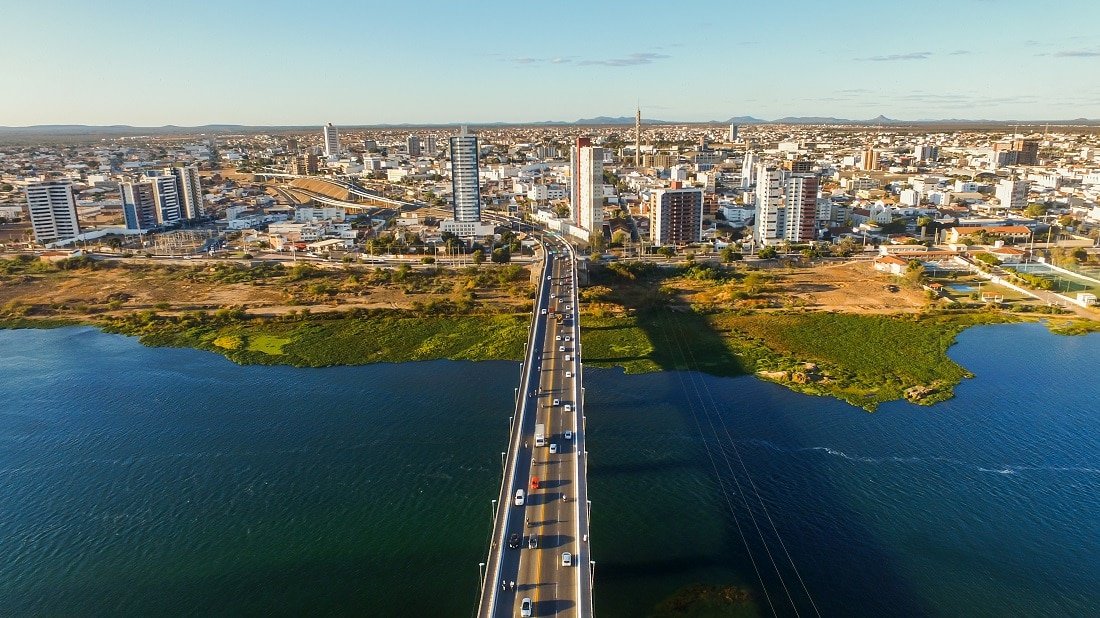 Vista aérea do Rio São Francisco e da ponte que liga Petrolina e Juazeiro